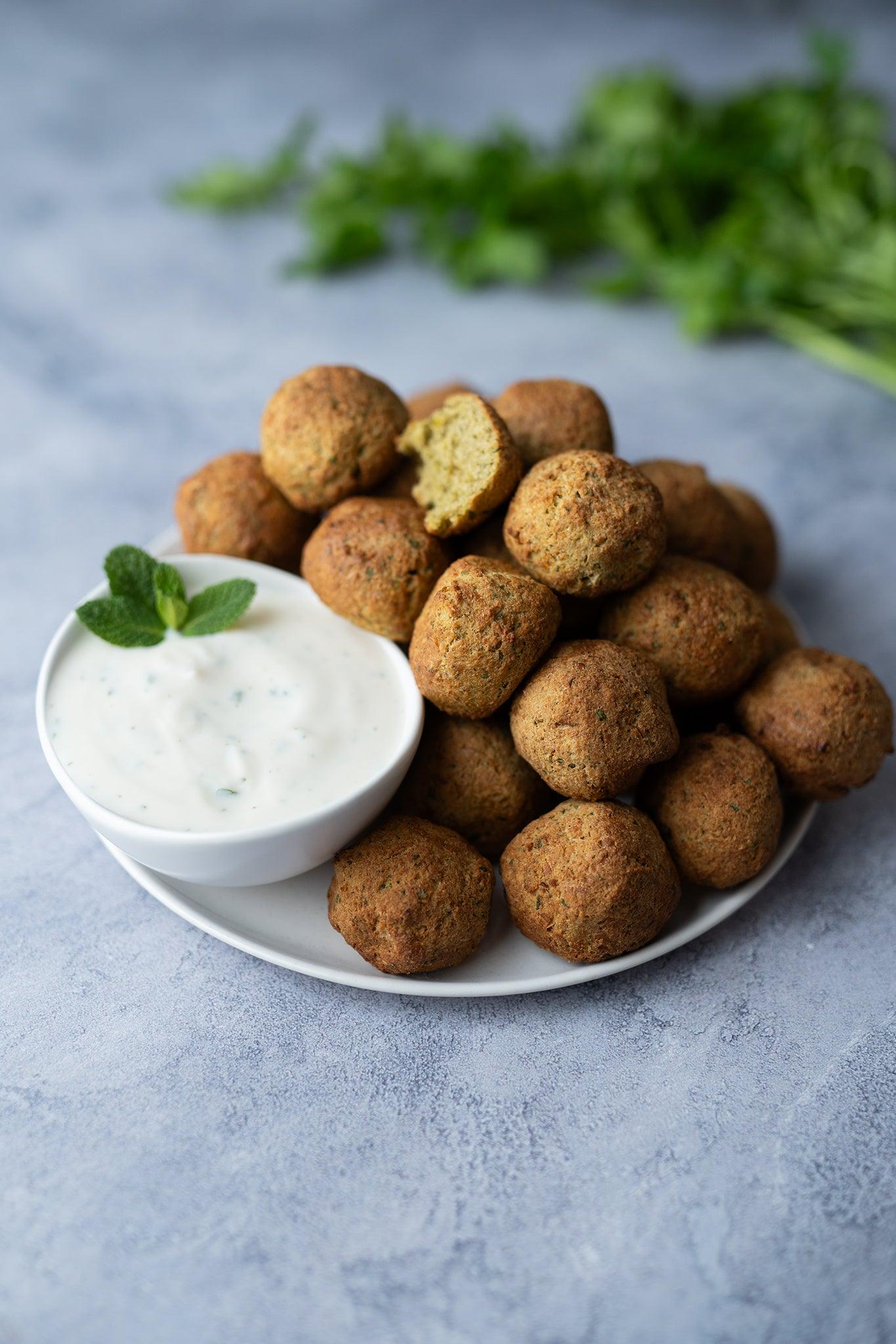 Foodfotografie Falafel mit Joghurt-Dip und Kräutern auf Backdrop „CHia“ – heller grauer Fotohintergrund von BACKDROP SHOP
