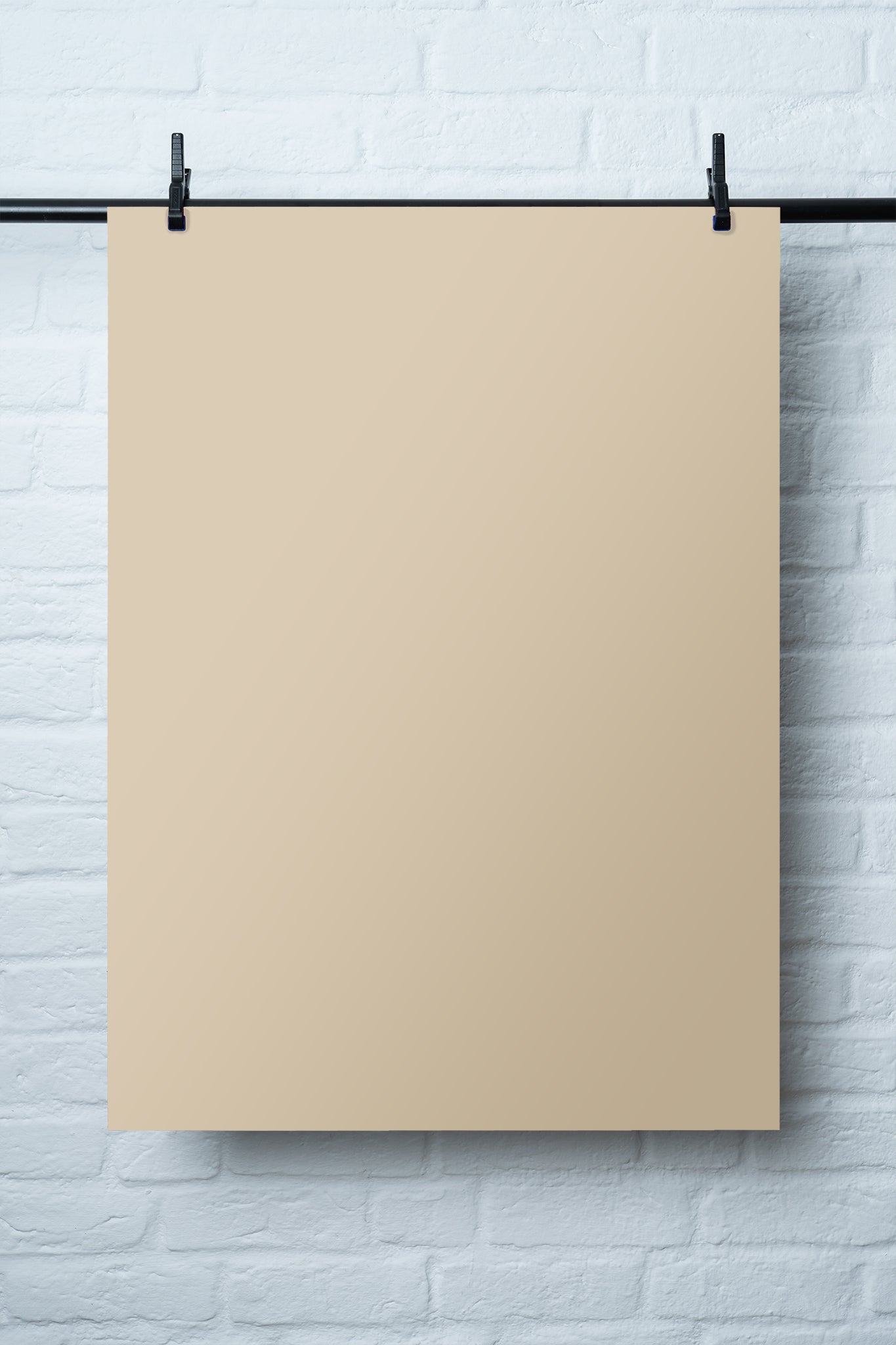 Ein einfarbiger Fotohintergrund in Beige („Latte“), ideal für Food- und Produktfotografie, aufgehängt vor einer weißen Ziegelwand.