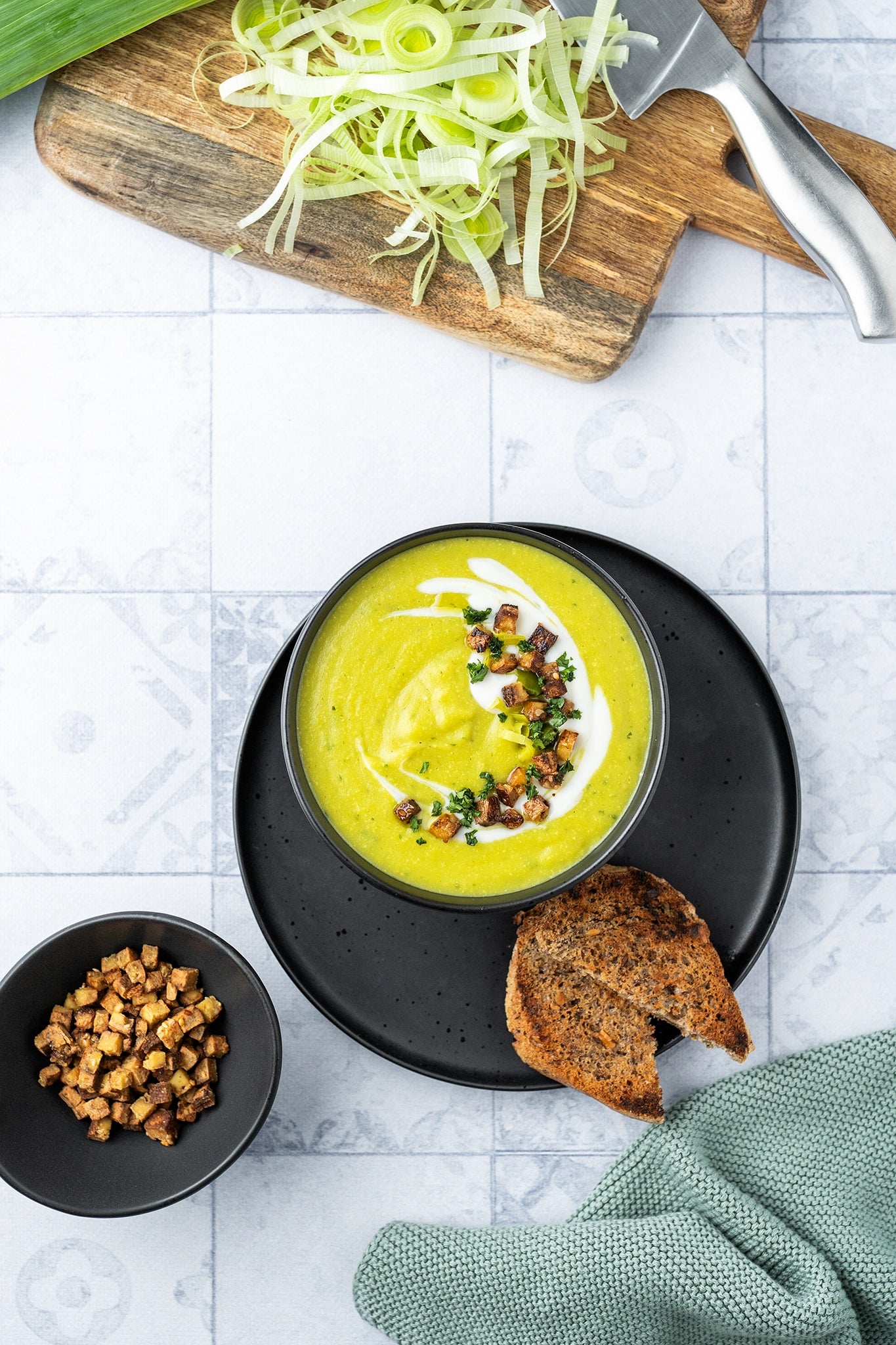 Backdrop Graupensuppe in weiß-blauer Fliesenoptik, vielseitig einsetzbar für Produktfotografie und Food-Fotografie, lebensmittelecht, ideal als Fotohintergrund oder Fotountergrund, 60 x 90 cm