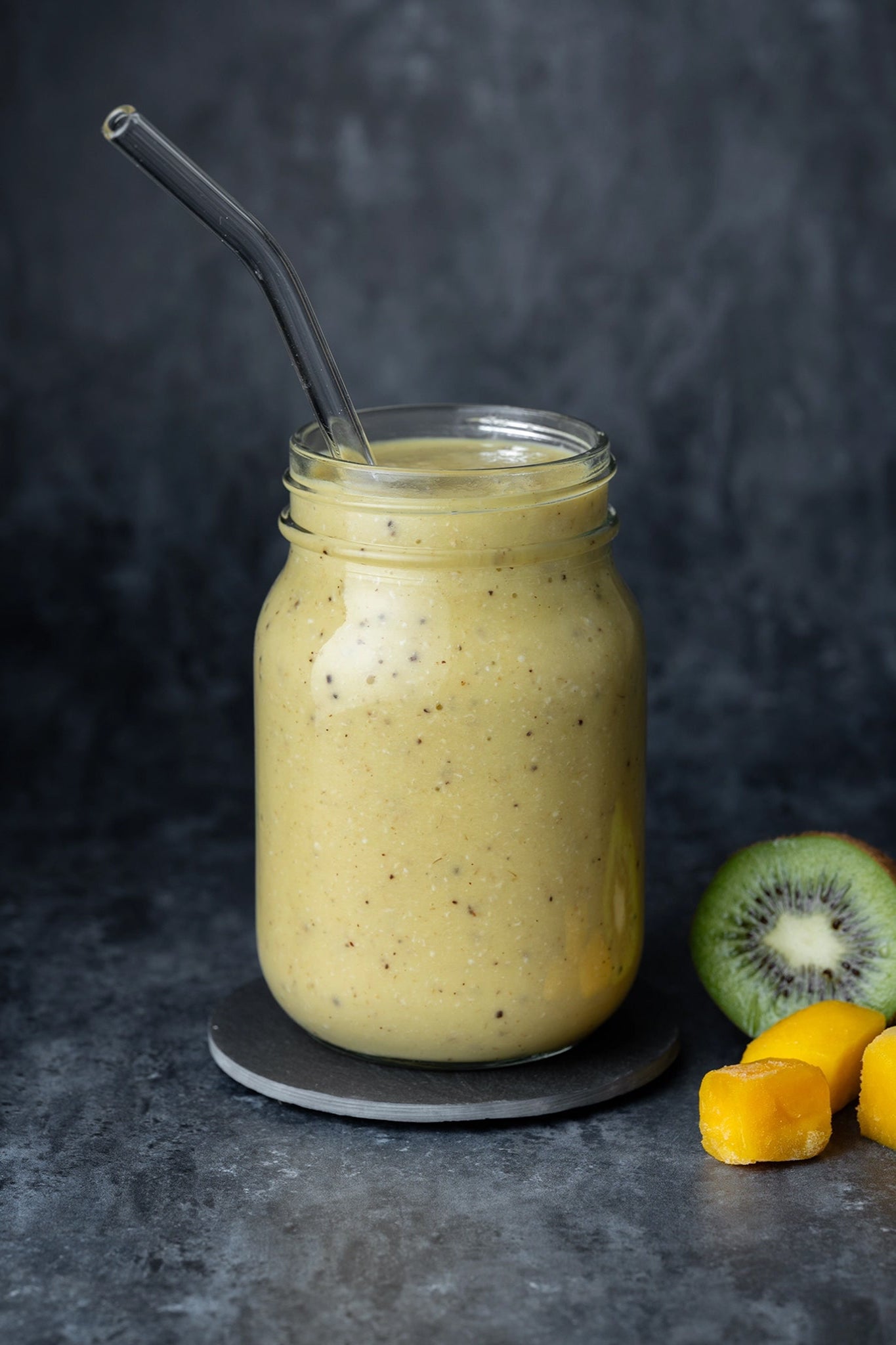 Mango-Kiwi-Smoothie im Glas vor Backdrop „Lakritz" – dunkel-dramatischer Farbcharakter von BACKDROP SHOP
