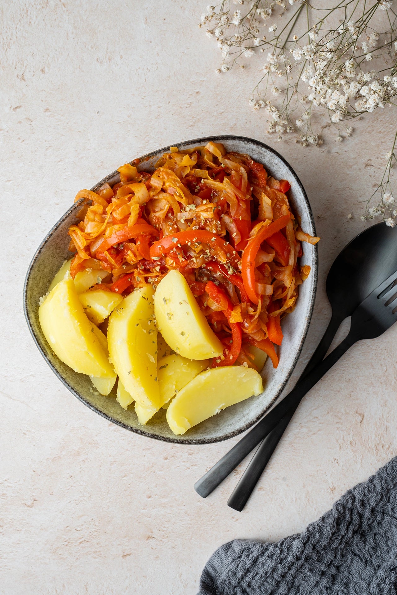 Foodfotografie Spitzkohl-Pfanne mit Paprika auf Backdrop „Mandel Porridge“ – cremiger Beigeton von BACKDROP SHOP
