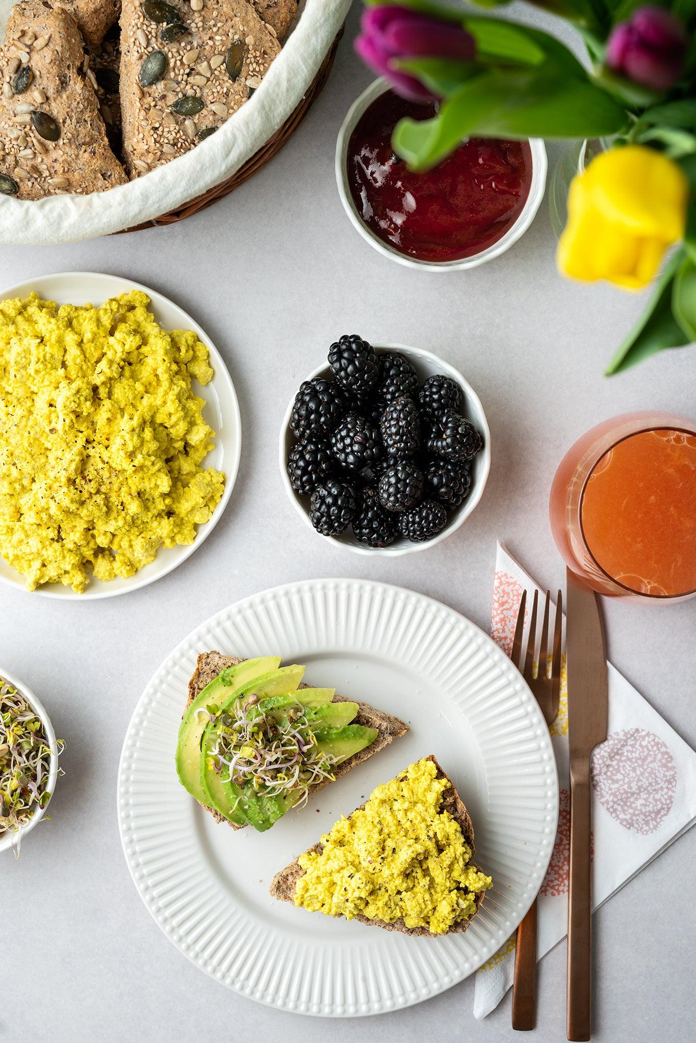 Foodfotografie veganes Frühstück-Flatlay mit Rührei-Tofu und Avocadobrot auf Backdrop „Tofu“ – heller Beige-Fotohintergrund von BACKDROP SHOP