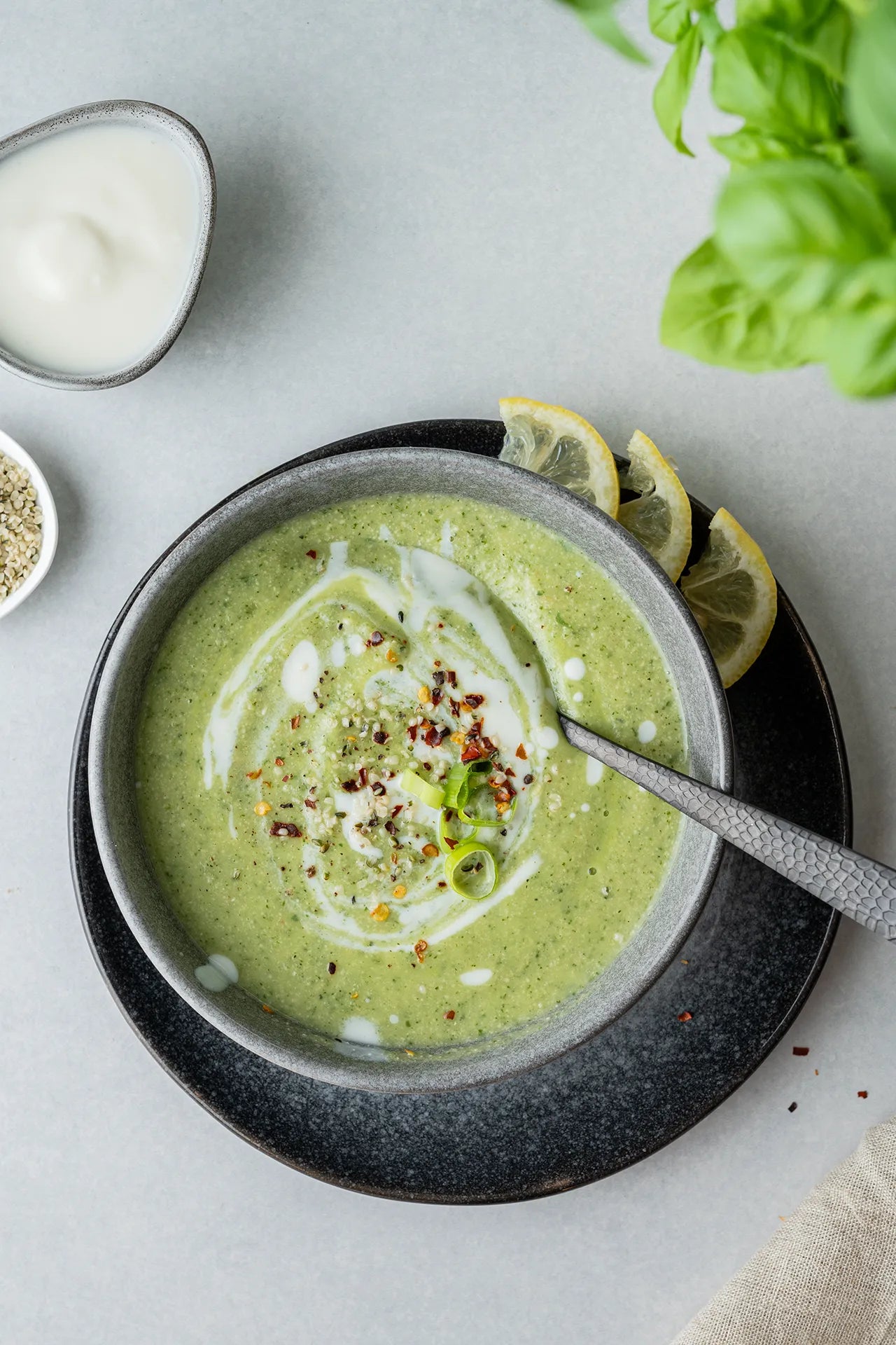 Foodfotografie Gemüsesuppe auf Backdrop „Tofu“ – heller Beige-Fotohintergrund von BACKDROP SHOP