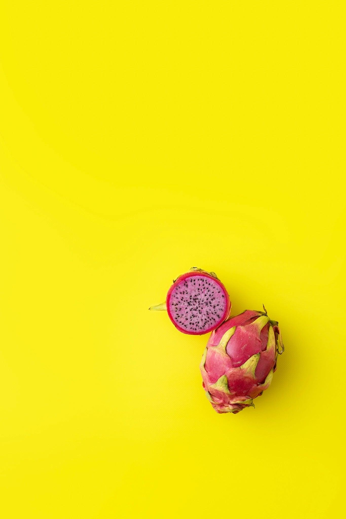 Foodfotografie Drachenfrucht auf Backdrop „Zitrone“ – gelber Fotohintergrund von BACKDROP SHOP