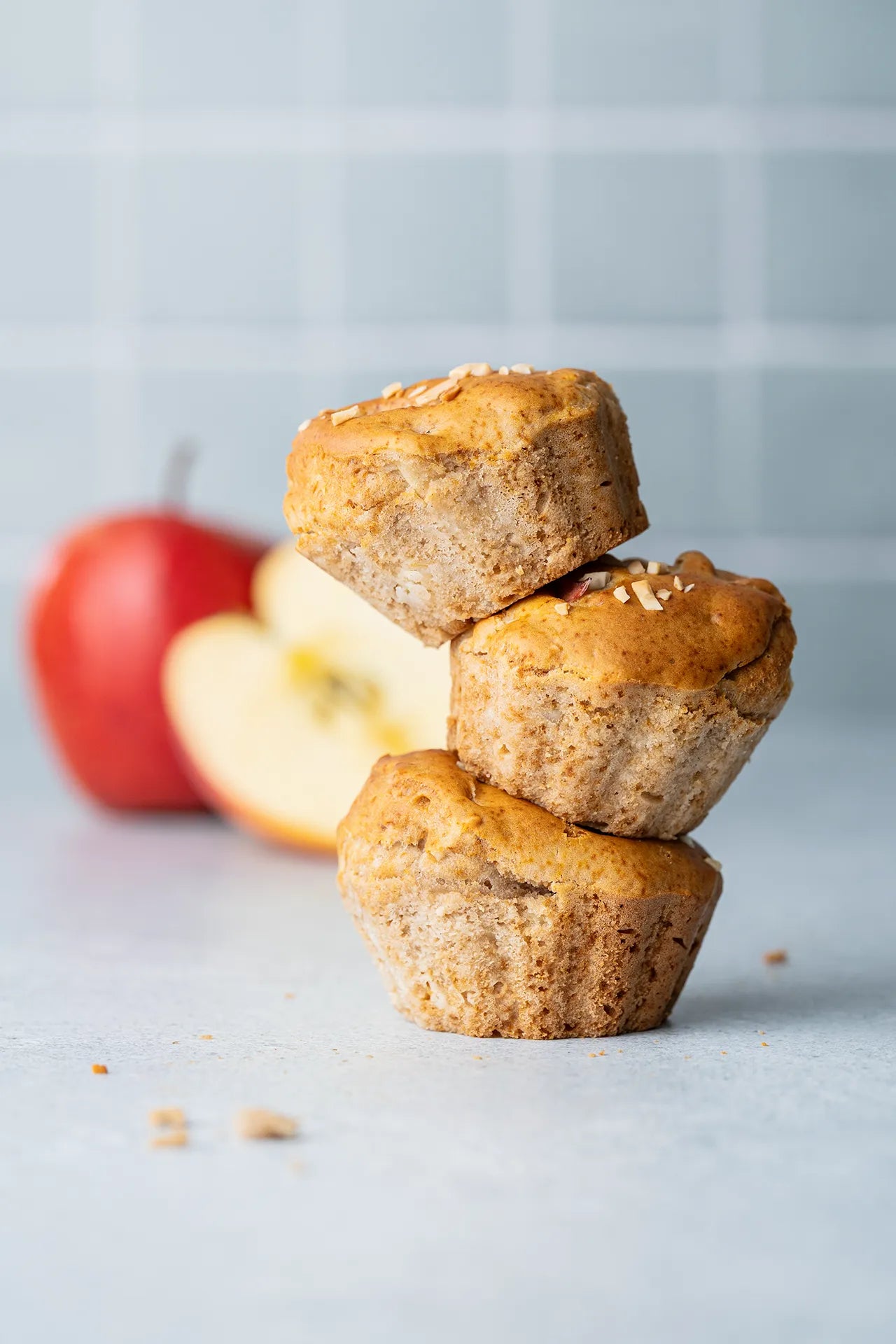 Produktfotografie Muffins und Äpfel vor Backdrop „Zucchini“ als Hintergrund – salbeigrüne Fliesenoptik von BACKDROP SHOP