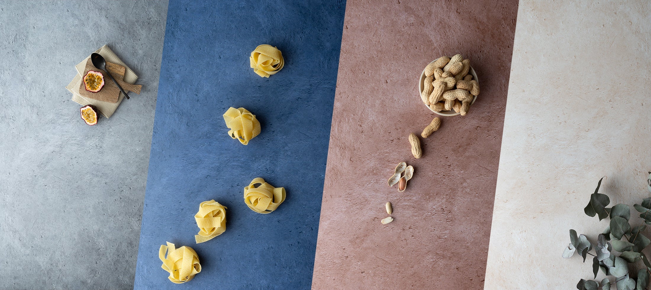 Vinyl Fotohintergründe für Food- und Produktfotografie von BACKDROP SHOP – Flatlay mit verschiedenen Backdrops in Grau, Blau, Terracotta und Beige