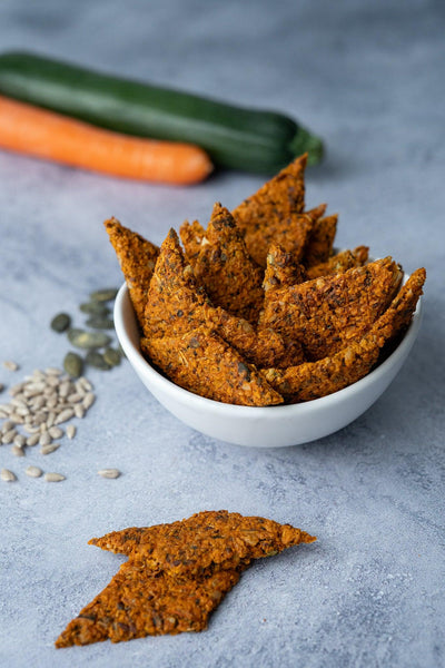 Foodfotografie vegane Gemüse-Cracker in Schale mit Karotte und Zucchini auf Backdrop „CHia“ – heller grauer Fotohintergrund von BACKDROP SHOP