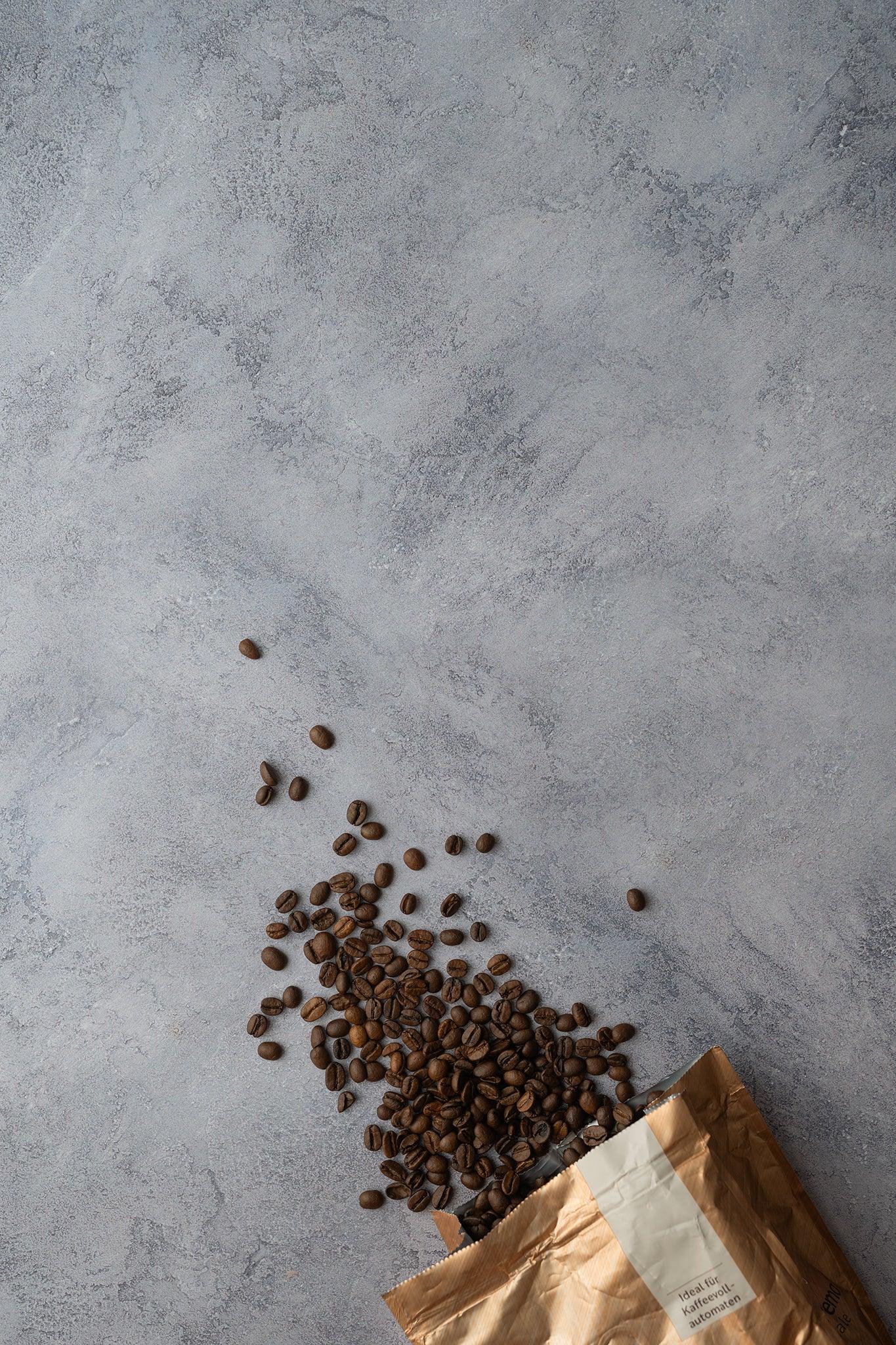 Foodfotografie Kaffeebohnen mit Papiertüte auf Backdrop „CHia“ – heller grauer Fotohintergrund von BACKDROP SHOP