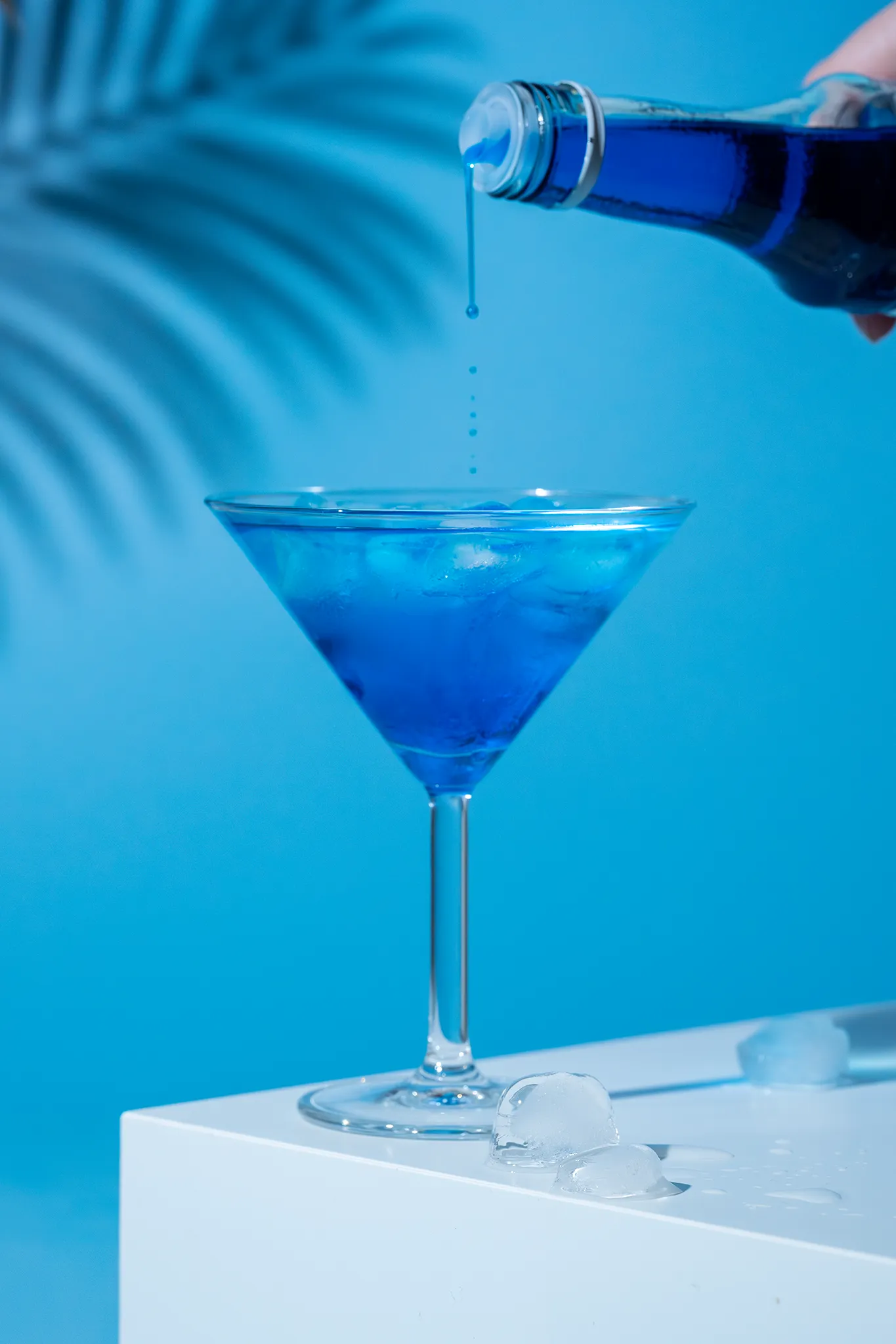 Getränkefotografie blauer Cocktail auf eisblauem Fotohintergrund: Backdrop „Eisblau" von BACKDROP SHOP