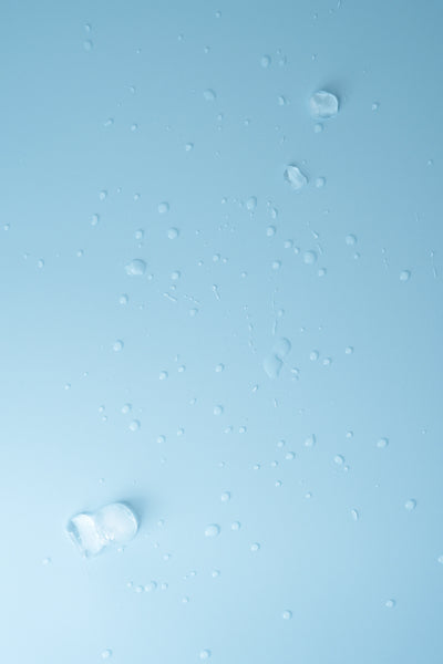 Wassertropfen auf Backdrop „Eisblau Hell“ – wasserfeste, reflexionsarme Oberfläche