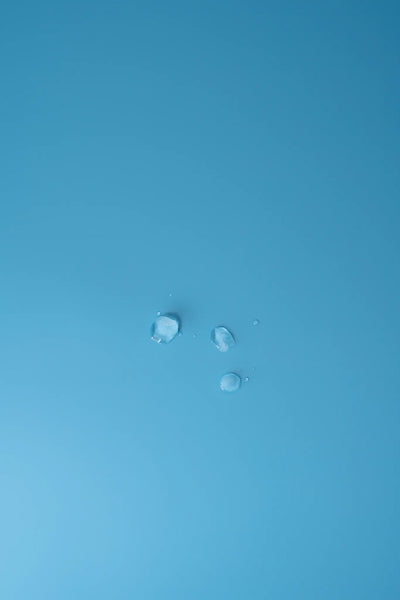 Detailaufnahme: Wassertropfen auf reflexionsarmer Oberfläche des Backdrop „Eisblau" – wasserfest und pflegeleicht