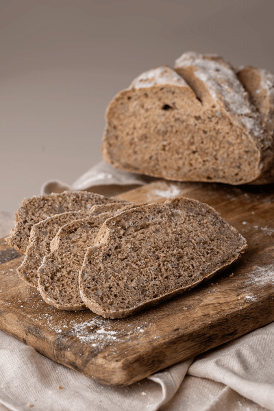 Foodfotografie auf beigem Hintergrund: Brot auf Backdrop „Latte" von BACKDROP SHOP