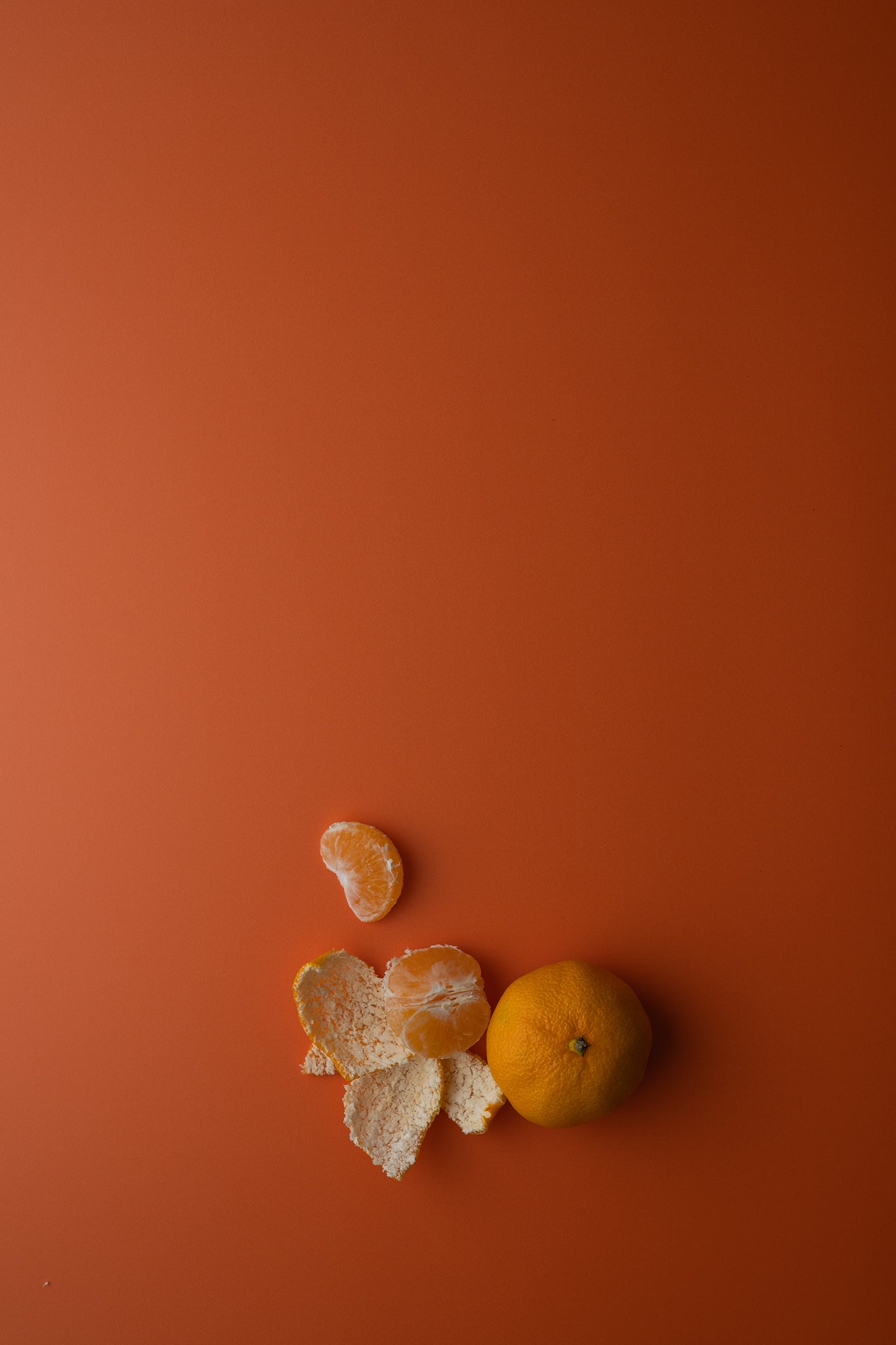 Kräftig orangener Backdrop Mandarine, ideal für Produktfotografie und Food-Fotografie im Trendstil ‚bright and bold‘, lebensmittelecht, vielseitig einsetzbar als Fotohintergrund oder Fotountergrund, 60 x 90 cm