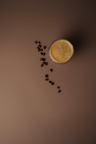 Produktfotografie Kaffebohnen und Kaffee auf braunem Backdrop „Mocca" – warme Komposition