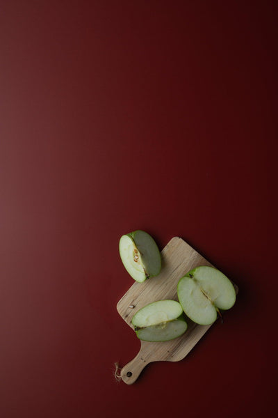 Produktfotografie auf dunkelrotem Hintergrund: Backdrop „Rotwein" von BACKDROP SHOP