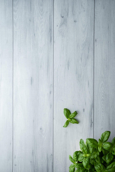 Foodfotografie Kräuter auf hellem Holzoptik-Hintergrund: Backdrop „Salz" von BACKDROP SHOP