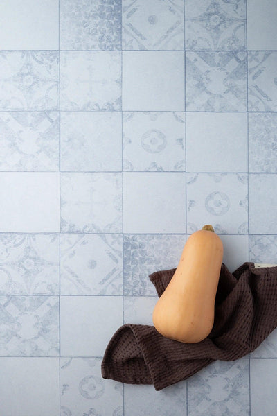 Backdrop „Graupensuppe“ – Weiß-blauer Fliesenoptik-Fotohintergrund - BACKDROP SHOP