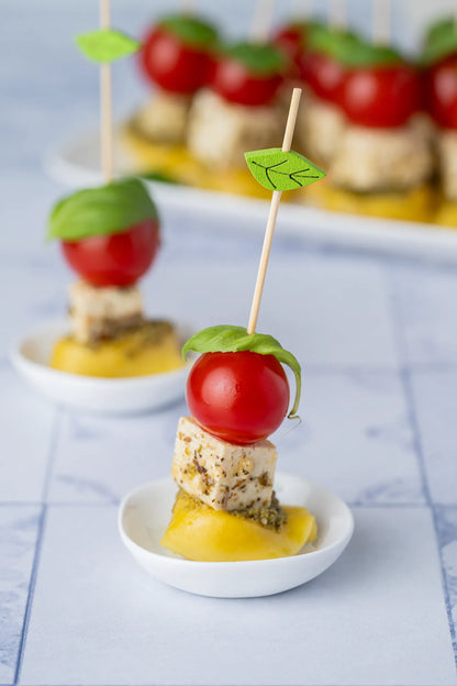 Vinyl Backdrop in Fliesenoptik „Graupensuppe“ in Weiß-Blau, ideal für Foodfotografie wie Fingerfood, Antipasti oder Flatlays mit mediterranem Flair.
