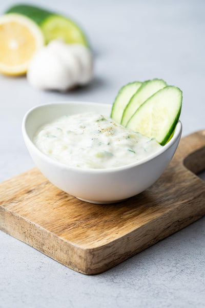 Foodfotografie Tzaziki mit Gurken auf hellem Backdrop „Pfeffer" – helle, luftige Komposition
