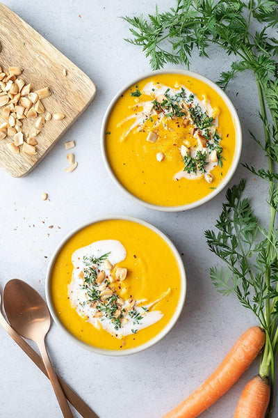 Foodfotografie Gemüsesuppe auf grauem Hintergrund: Backdrop „Pfeffer" von BACKDROP SHOP