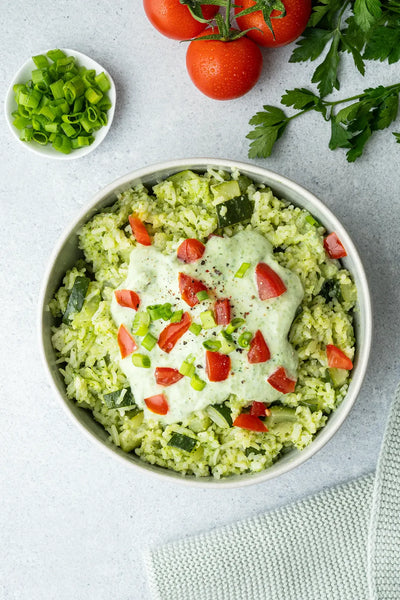 Foodfotografie Salat auf hellem Hintergrund: Backdrop „Mandel" von BACKDROP SHOP