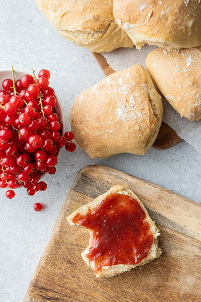 Foodfotografie Gelee auf Brötchen auf beigem Backdrop „Mandel" – helle Komposition