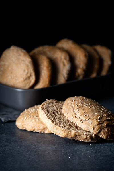 Dark & Moody Foodfoto auf Backdrop „Mohn" – dunkle Komposition mit Brot