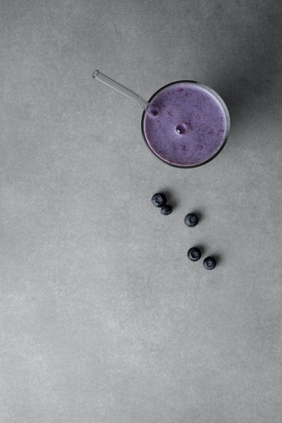 Foodfotografie Beeren auf grauem Hintergrund: Backdrop „Salz und Pfeffer" von BACKDROP SHOP