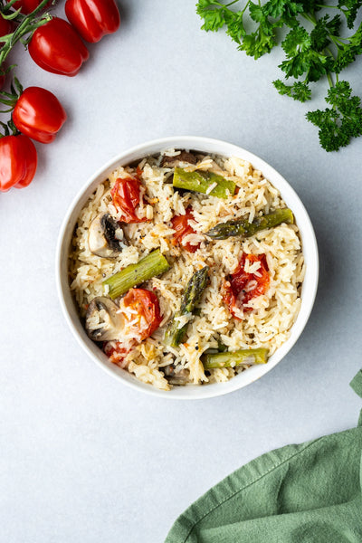 Foodfotografie Ofenreis mit Spargel auf hellem Beige-Hintergrund: Backdrop „Tofu" von BACKDROP SHOP