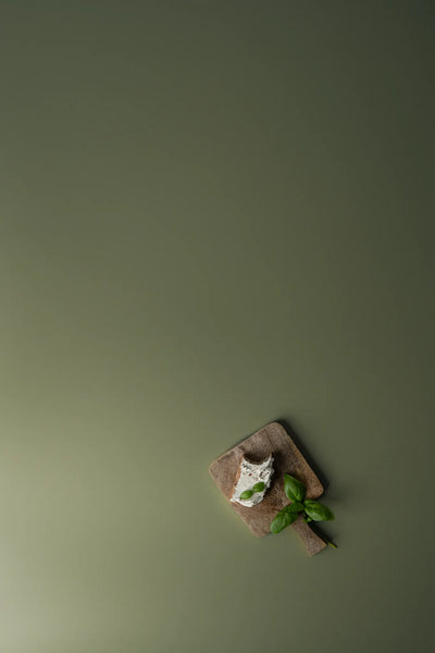 Foodfotografie Frischkäse-Brot auf Holzbrett auf Backdrop „Khaki“ – olivgrüner Fotohintergrund von BACKDROP SHOP