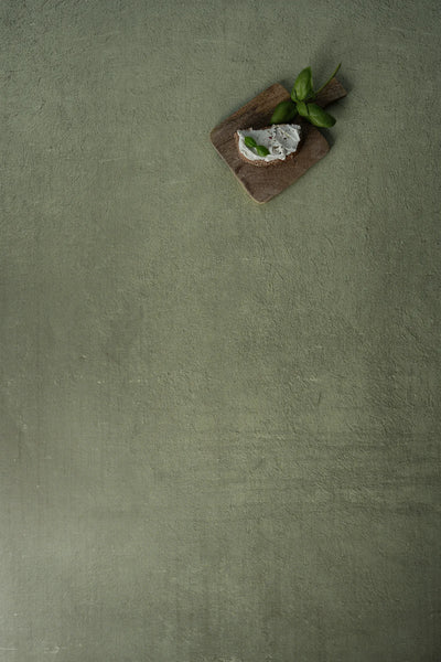 Foodfotografie Frischkäse-Brot auf Holzbrett auf Backdrop „Khaki Textur“ – gedeckter olivgrüner Fotohintergrund