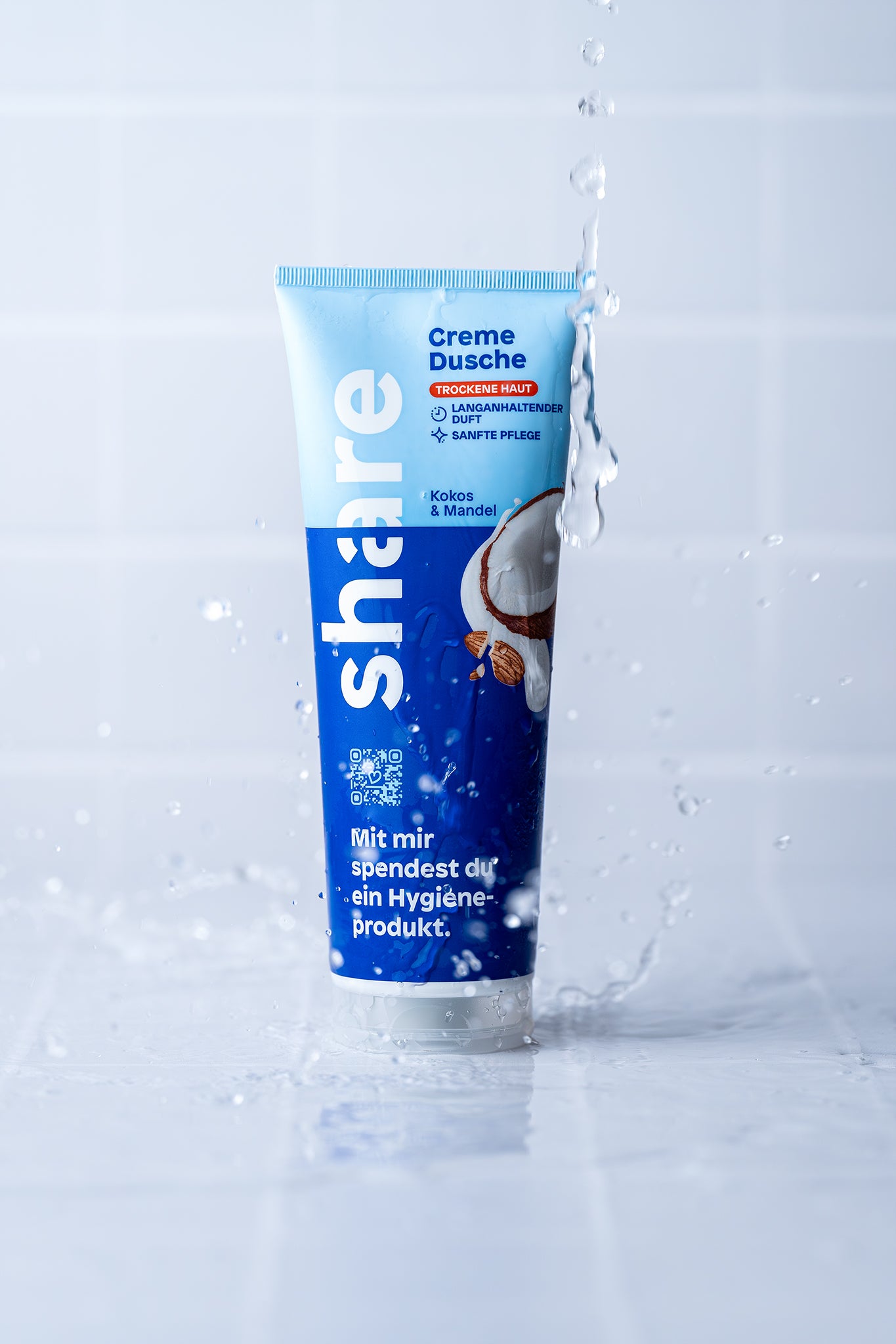 Produktfotografie mit Wasserspritzer auf Backdrop „Kokosjoghurt“ – weißer Fliesenoptik-Fotohintergrund von BACKDROP SHOP