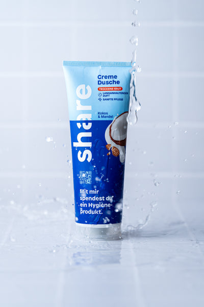 Produktfotografie mit Wasserspritzer auf Backdrop „Kokosjoghurt“ – weißer Fliesenoptik-Fotohintergrund von BACKDROP SHOP