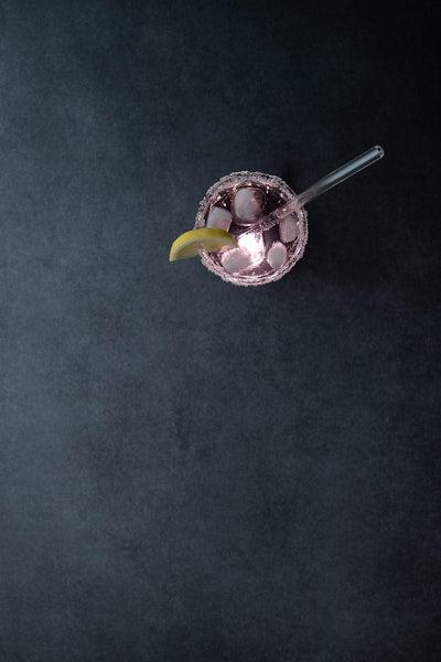 Getränkefotografie Cocktailglas mit Zitrone auf Backdrop „Mohn“ – dunkelgrauer Fotohintergrund von BACKDROP SHOP