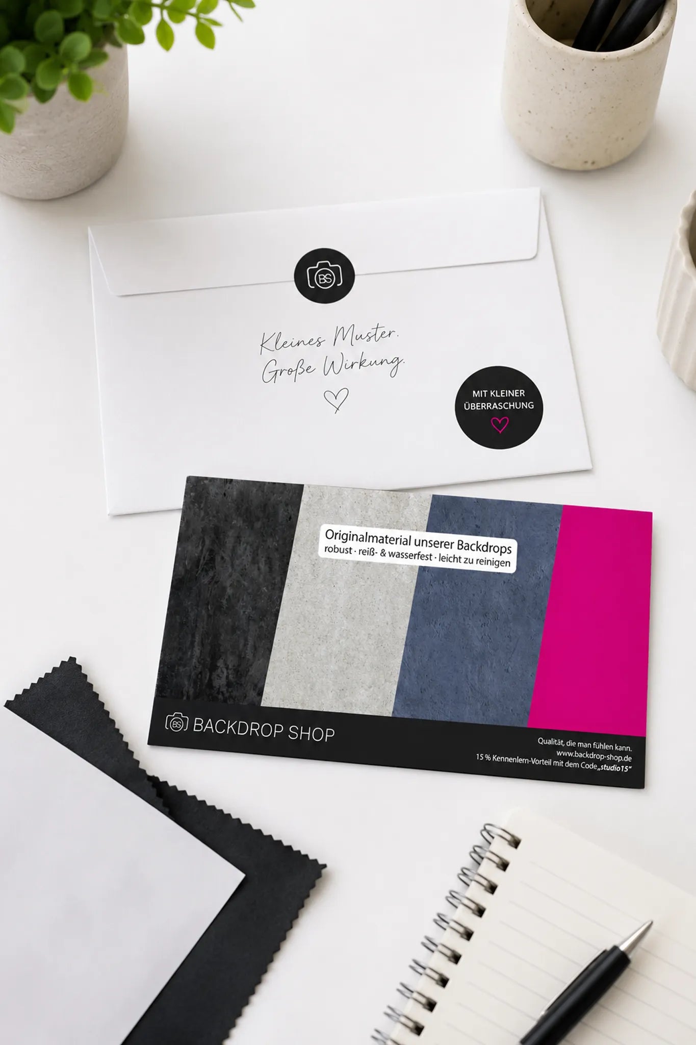 Musterpaket BACKDROP SHOP – Originalmaterial Vinyl Fotohintergrund mit Mikrofasertuch, DIN Lang Umschlag mit Überraschungs-Goodie