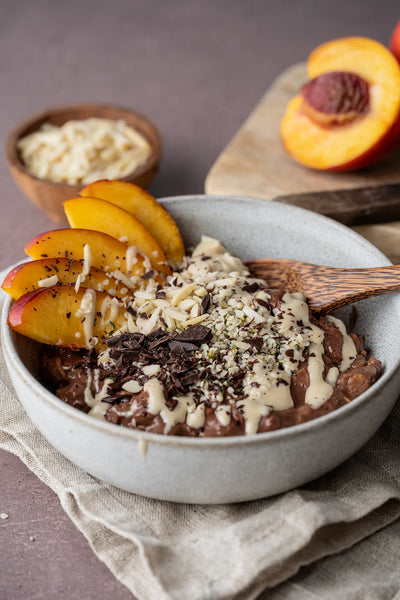 Foodfotografie Bowl mit Nektarine und Müslif auf Backdrop „Vanilla Cappuccino“ – warmer Braun-Beige-Fotohintergrund von BACKDROP SHOP