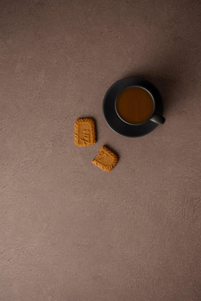Foodfotografie Kaffeetasse mit Butterkeksen auf Backdrop „Vanilla Cappuccino“ – warmer Braun-Beige-Fotohintergrund von BACKDROP SHOP