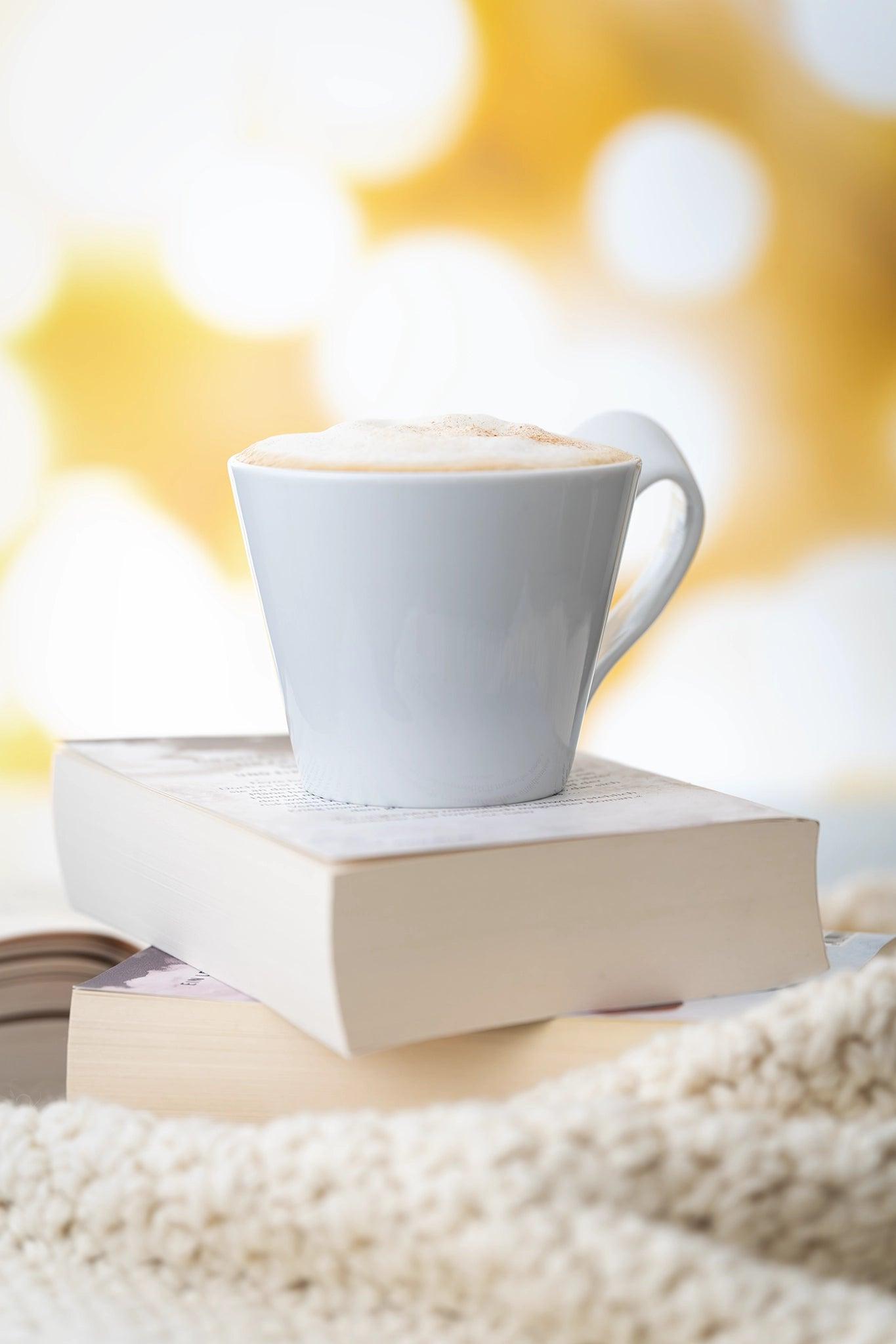 Foodfotografie Cappuccino auf Bücherstapel vor Backdrop „Vanillekipferl“ – goldgelbes Bokeh-Fotohintergrund von BACKDROP SHOP