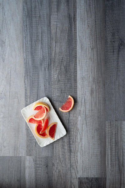 Foodfotografie auf Backdrop „Zimt und Zucker“ – warmer Braun-Grau Holzoptik-Fotohintergrund von BACKDROP SHOP