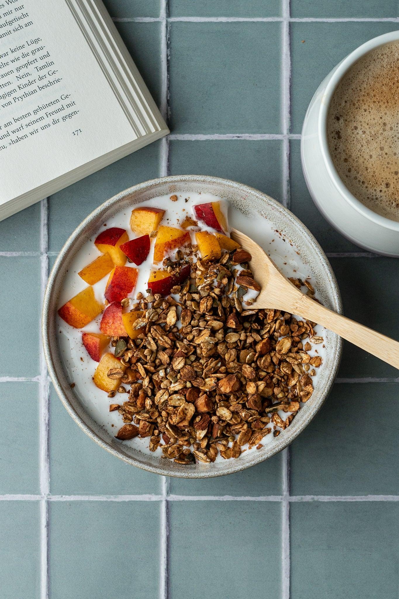 Foodfotografie Granola Bowl mit Pfirsich und Kaffee auf Backdrop „Zucchini“ – salbeigrüne Fliesenoptik von BACKDROP SHOP
