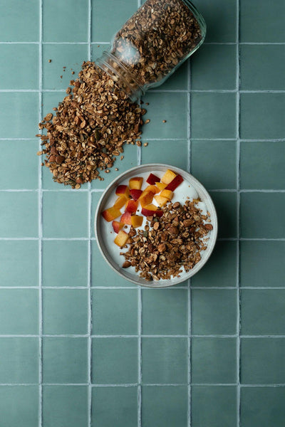 Foodfotografie Granola-Bowl mit Pfirsich auf Backdrop „Zucchini“ – salbeigrüne Fliesenoptik von BACKDROP SHOP